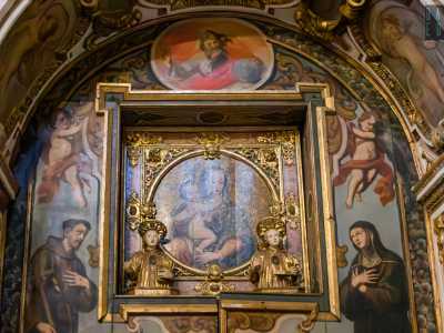 Impreziosisce il manufatto la tela cinquecentesca della Madonna della Purit�